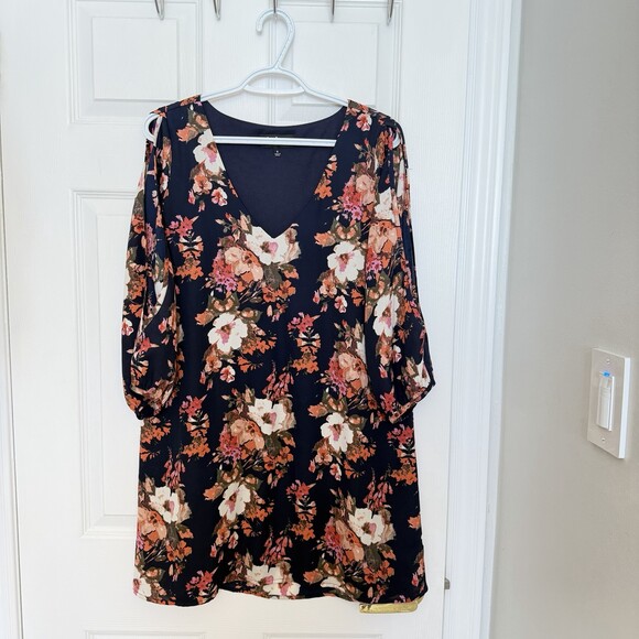 Lulus Dresses & Skirts - Lulus Dress V-Neck Cold Shoulder Shifting Dears Navy Blue Floral 3/4 Sleeve S
